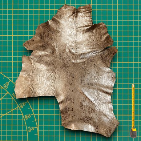 Peau entière de Chèvre cuir coloris Gris métallisé imprimé Reptile